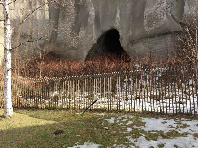 �Βn���Q�l�U�B���A�̒��ɂ͓���Ȃ��B_�ΎR�Βn