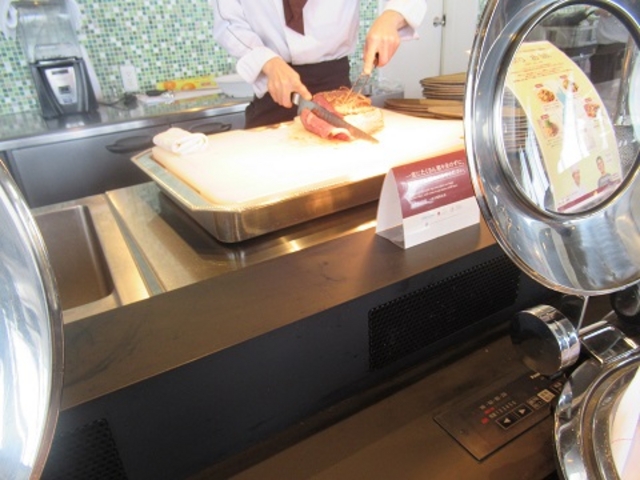 �r�I�i�@�ڂ̑O�Ő؂郍�[�X�g�r�[�t_�т�Α�Ãv�����X�z�e���@�i���@��Ãv�����X�z�e���j