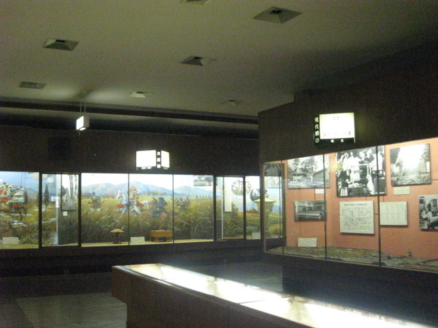 �������ɕ��򕶉��j�ق�����܂��B_���򃌃X�g�n�E�X