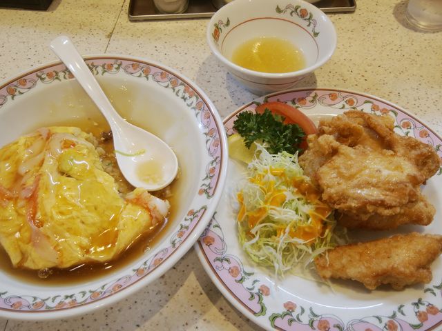 なんとも豪勢なお昼ご飯です。「天津炒飯」と「鶏の唐揚」です。_餃子の王将 新小岩ルミエール店