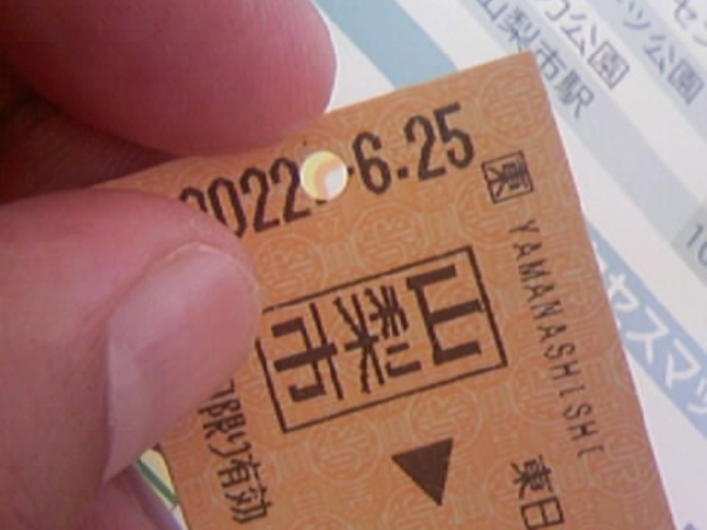 �ƂȂ�̉w�ŃA�j�����n����_�t��������