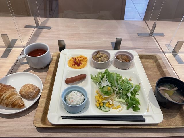 �T���_��������H�ׂ�܂��B�v���[�g���傫���āA�X�[�v�⏬�M�͂��ڂ�Ɉ�x�ɂ͏��܂���B_�z�e�� �O���[�o���r���[��