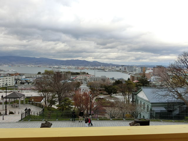 �x�����_����̌i�F�ł��B�����ɌܗŊs�^���[�������܂��B_�����ً���