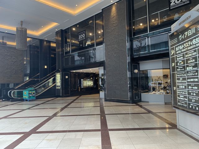 ��R�̂��X�������Ă��܂����B���̃G�X�J���[�^�[�オ���čs���܂��B_cafe/R