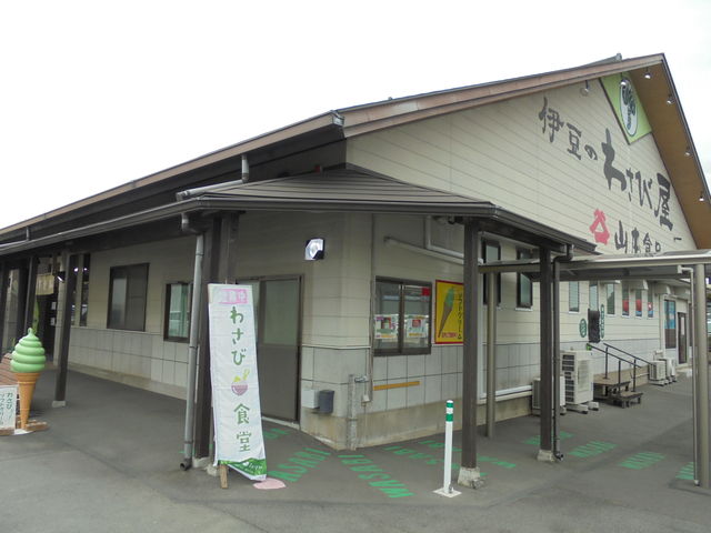 �ɓ��킳�щ��@�R�{�H�i�X
���X�̊O��_���̉w�ɓ��Q�[�g�E�F�C����