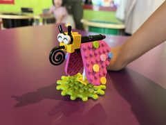 �A�I���}����̃��S�����h�E�f�B�X�J�o���[�E�Z���^�[���ւ̓��e�ʐ^1