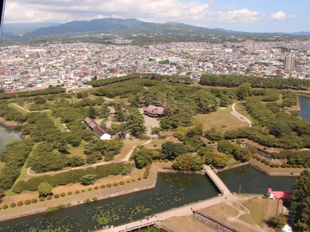 �ܗŊs�^���[���猩���ܗŊs�����@�E���Ɍ�����͔̂����Ɓ@���`�̐���Ă��鏊�͗ŚƂƌĂ΂�܂��B_�ܗŊs����