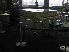 �T���v������̓����s���ɓW�]���ւ̓��e�ʐ^1