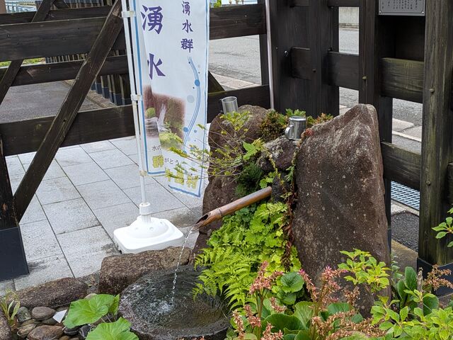 �����Ղ��ق̑O�ɂ́u�ˑq�N���v�Ƃ������������N����������܂��B_��������