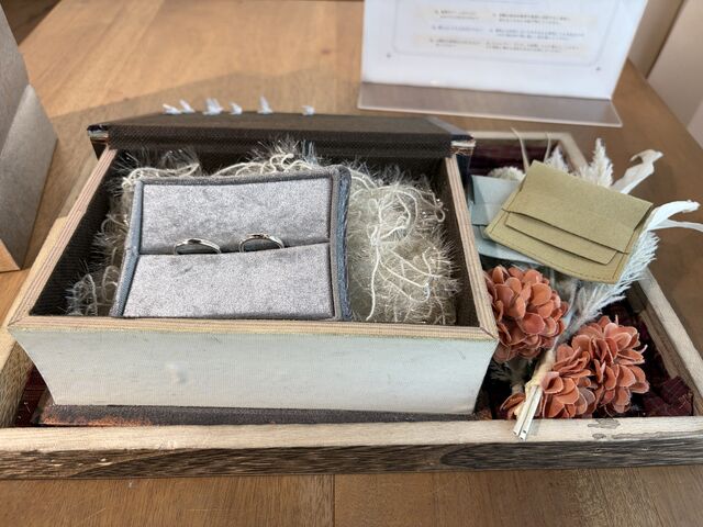 �f�ނ�Silver925�ŕ���2.5mm�A�͗l�̓|�R�|�R�ŁA�c��������H�ƍ���5������ǉ����܂����B_itoaware-���Ƃ��͂�-����X