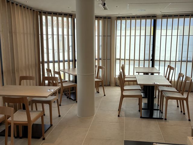 �֎q�ƃe�[�u���������̌��ɂ���A�I����A������Ɉړ����Ė������e�����������B_�|���� ���h