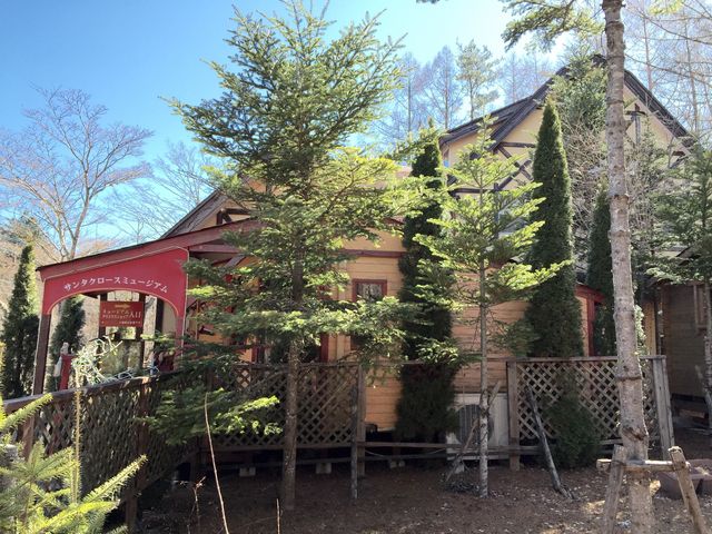 �T���^�N���[�X�~���[�W�A��