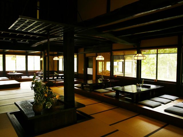 �ᖡ���ꂽ�n���Y�̂��Ε��Ɩ����ō��������������ł��΂̓I�X�X���ł��B�g�t�̎����ɂ́A���ӂō̂ꂽ�R�؁E���̂��Ȃǂ̗������i�ʂł��B_�y�b�g�����܂��X�̃��]�[�g���@�������R�e�[�W