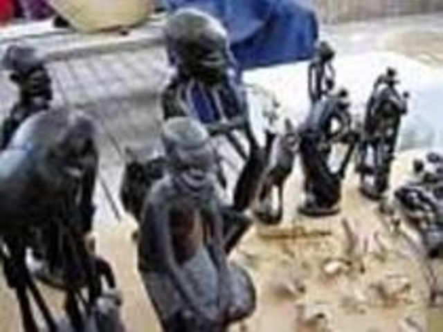 �A�W�A�̐l�`�Ȃǂ�����A�ٍ�������__����܂��{�[�h�E�H�[�N