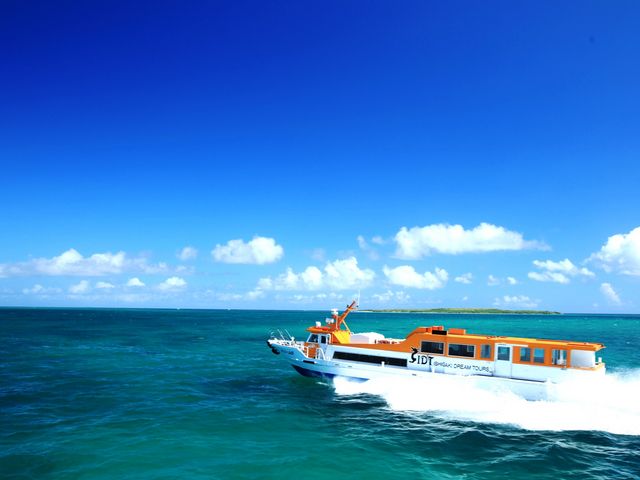 石垣島を拠点に八重山の各島々を高速船で結んでいます_石垣島ドリーム観光
