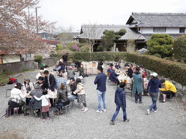 �o�[�x�L���[�̗l�q�B_���s�c�ɕ�炵�̌��Ö���