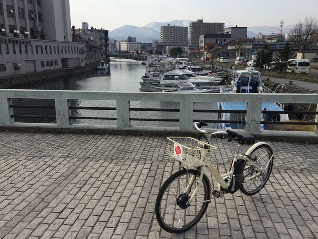 �k�l�����珬�M�^�͂�]�ށ@��������̓��A�s���̑D���o�܂�_���M�����^�����]�Ԃ������