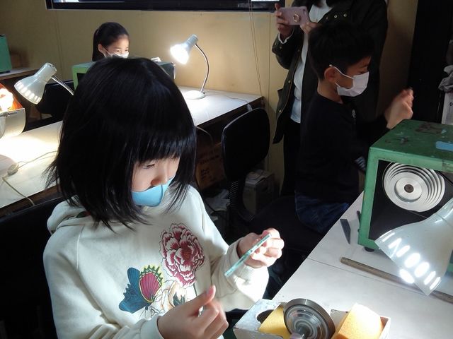 �؎q�K���X�̌��́A���M�Ɏ��R�ɕ`���܂��B�ܘ_�A���g�̍�i�́A�����A��܂��B(�y�j�ߌ�c�A�[�ɂ�)_������Ѓr�����r�����c�A�[�Y