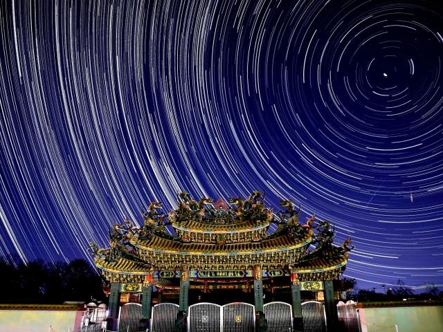 �ܐ瓪�̗������鐹�V�{