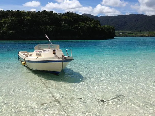 川平湾の海中を観賞するグラスボート