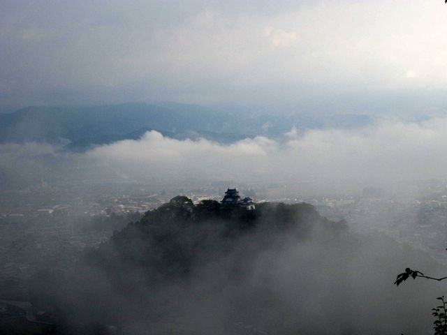 まさに天空の城
亀山の越前大野城が霧に包まれます_越前大野城