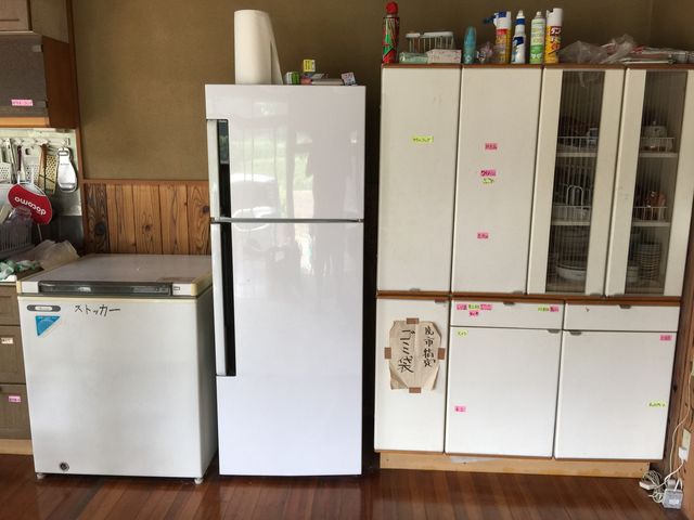 業務用の冷凍庫と冷蔵庫が備え付けてあります。食器は完備、調味料は持参したほうが良いです。_ロッジ杉沢