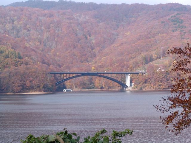 対岸の北塩原村付近_桧原湖