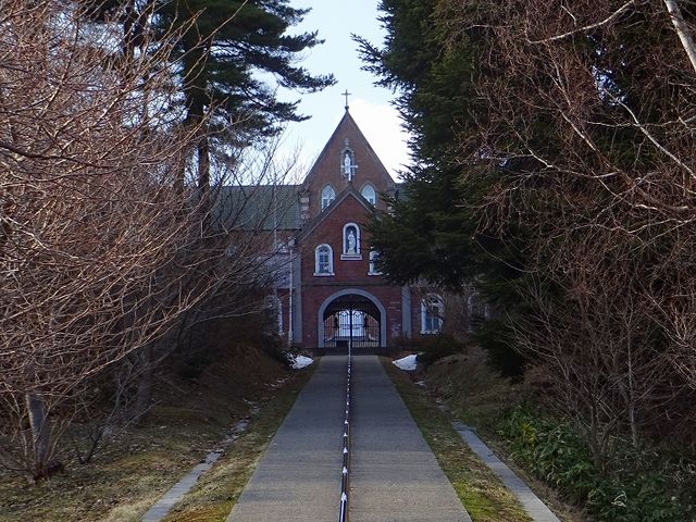 ���ؓ��͓r������k���̓��ɂȂ�A�u�̏�ɑ����Ă��܂��B_�����V�g�[���̐����C���@�i�g���s�X�g�C���@�j