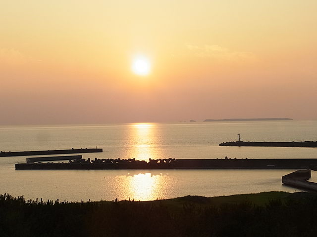 宿から眺めて夕陽_鳥海山