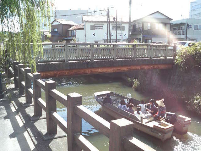 低い橋の下をくぐるスリリングな場面もあります。_小江戸さわら舟めぐり