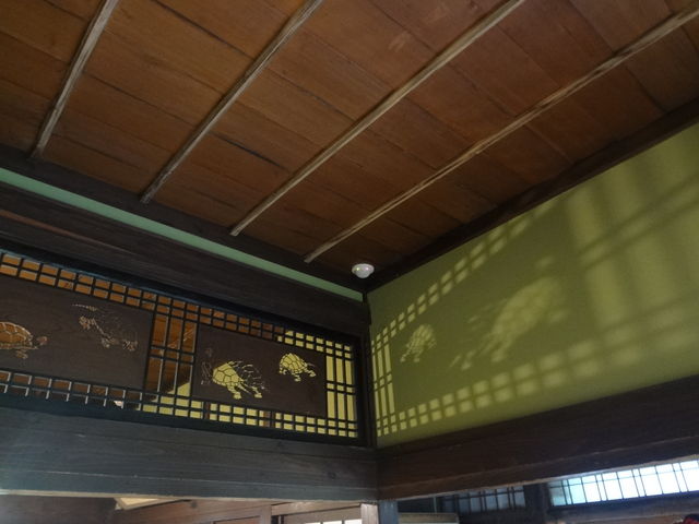 �������̗��Ԃ́A�ǂɖ͗l���f���o���܂��B_���Ɖ��~�u�΍��Ɓv