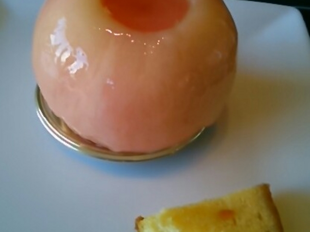 『丸ごと桃のケーキ』。見た目からもジューシー。_ル　ミュゼ　ドゥ　アッシュ