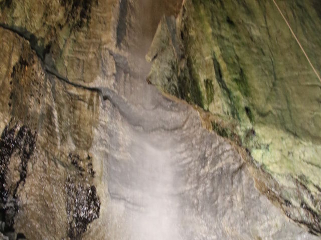 �j��̏㕔�����琅�������o���Ă��܂�_��ϓ�