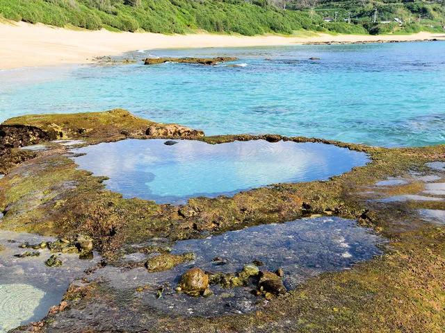 龍郷町・手広海岸の干潮時に現れるハートロック