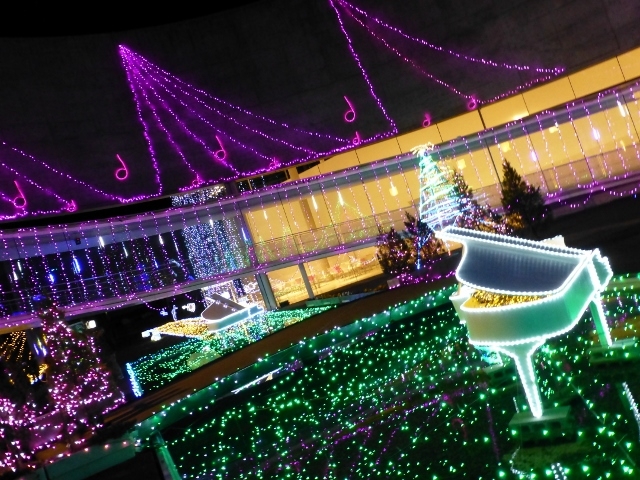 ���ɕ����ԃs�A�m
�N���X�}�X�\���O�ŋC���͍ō����I_�ߐ{�삪���n�[���j�[�z�[��