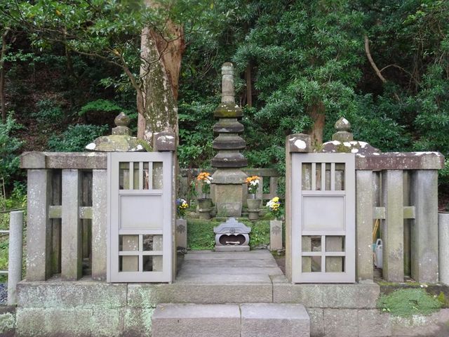 法華堂跡(源頼朝の墓)