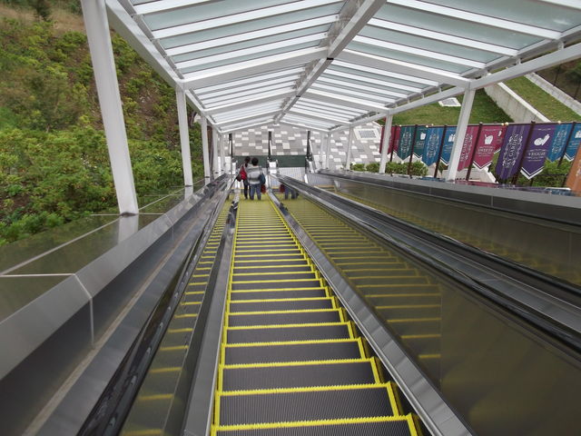 �O���X�J�C�K�[�f���֌������A�����G�X�J���[�^�[_�O���X�J�C�E�H�[�N