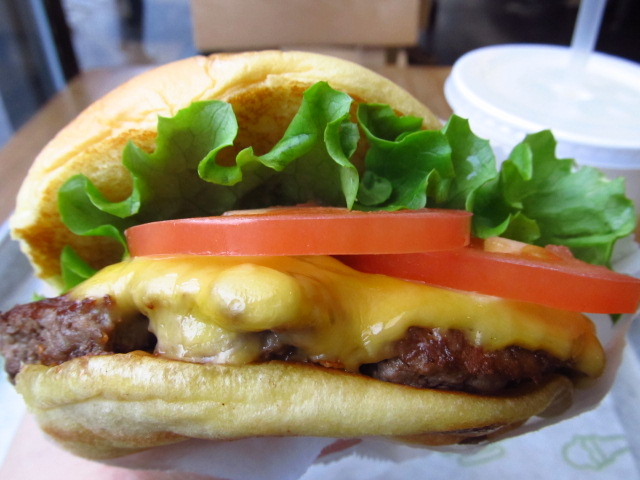 �W���[�V�[�Ŕ������������ł��B_�V�F�C�N �V���b�N �O�������傤���ؓX�iSHAKE SHACK�j
