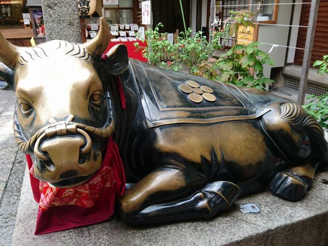 つやつやのうしさん_錦天満宮