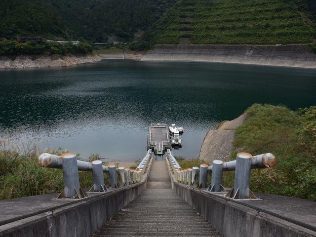 宮ケ瀬湖 遊覧船乗り場の長い階段_宮ヶ瀬湖