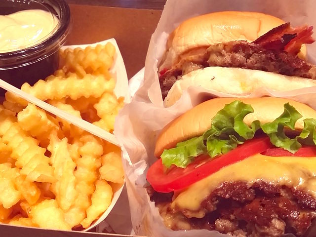 �V���b�N�o�[�K�[�ƃX���[�N�V���b�N_�V�F�C�N �V���b�N �O�������傤���ؓX�iSHAKE SHACK�j