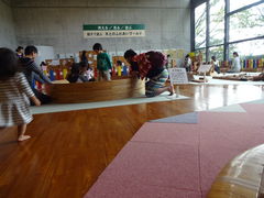 �Ђ낳��̕��Ɍ��� ���ǂ��̊قւ̓��e�ʐ^1