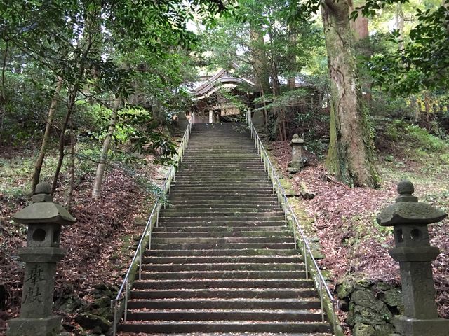 ���̊K�i��o��Ɛ_�Ђ�����܂��B_�����ӂ�_��