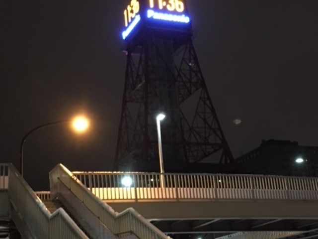 �o�X�Z���^�[�O�œ��}�j���[�X�^�[����҂��Ȃ���_�����ۂ�e���r��