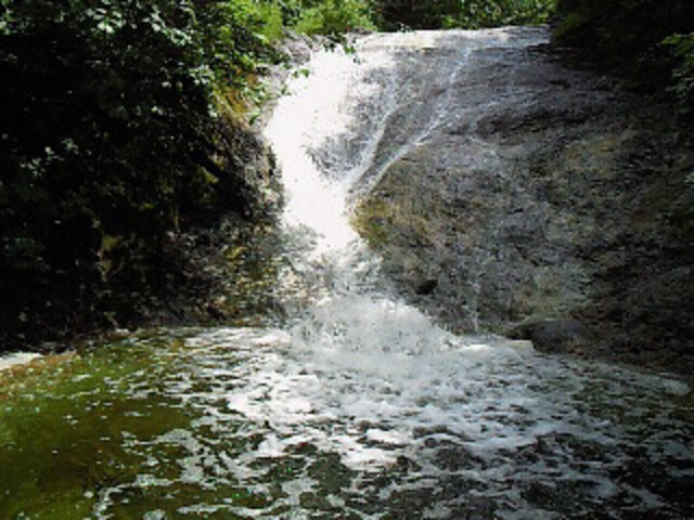 滝坪が露天風呂になるカムイワッカ湯の滝_カムイワッカ湯の滝