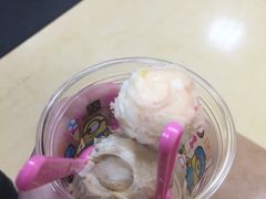 ˂̃T[eBACXN[ЂȂRĂ[[Xi31 Baskin-Robbinsjւ̓eʐ^1