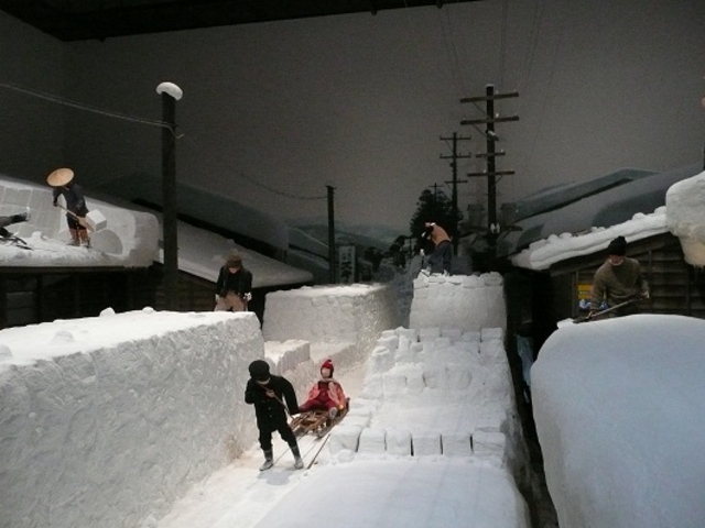 雪とくらし（雪下ろし）_新潟県立歴史博物館