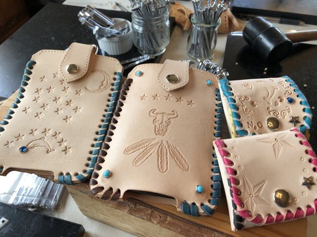 �Ƒ��S�l�̍�i�B
�E�̂Q�̓R�C���P�[�X�B�傫���̂̓X�}�z�P�[�X�B_�v������@fanfun