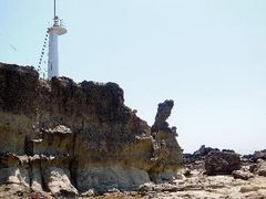 「潮瀬崎」の奇岩と「カメ岩灯台」_ゴジラ岩