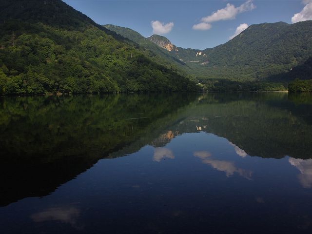 湖面に映る山々が美しい。_湯ノ湖